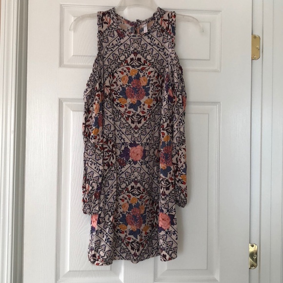Open shoulder sleeve dress - Picture 1 of 1